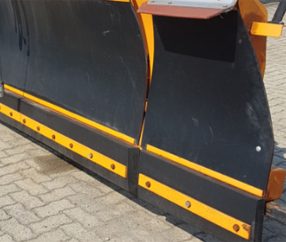 Applications in the winter road sector - Dual compound for snow ploughs - RubberDeluxe